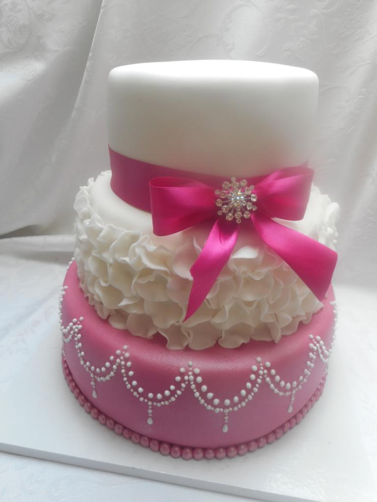 Růžový svatební dort
