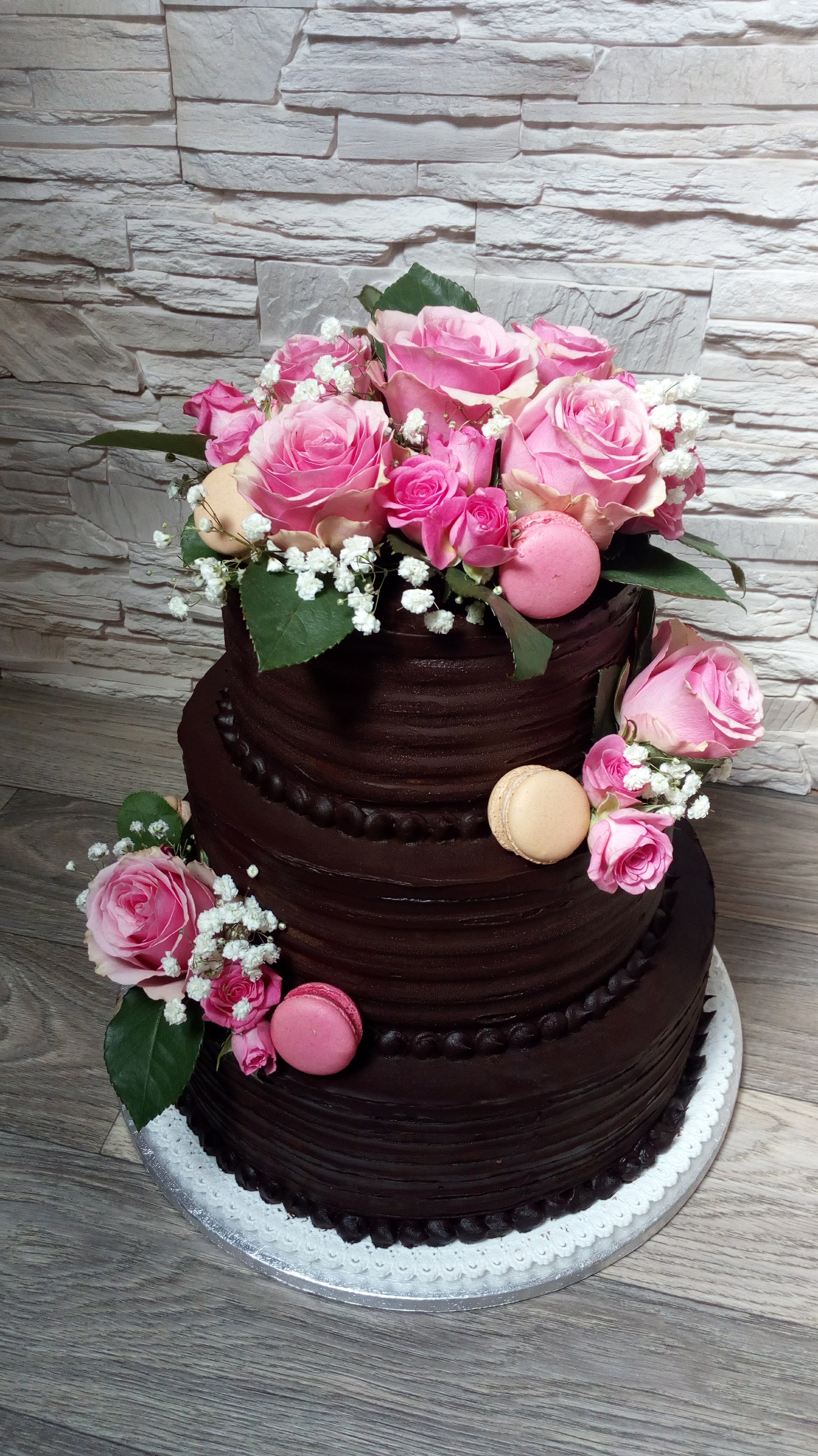 Čokoládový dort bez potahu s růžemi a makronkami