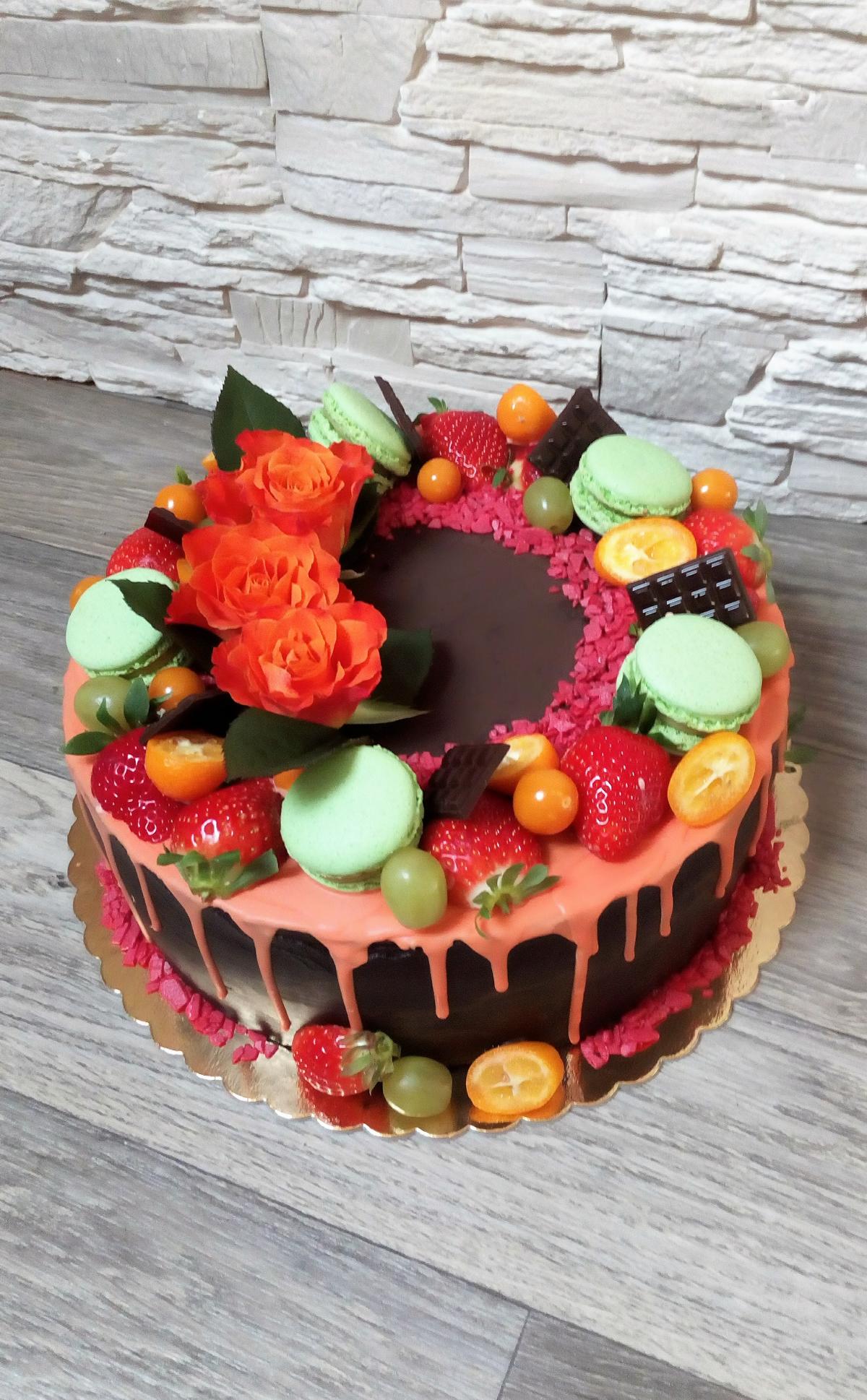 Ovocný drip cake