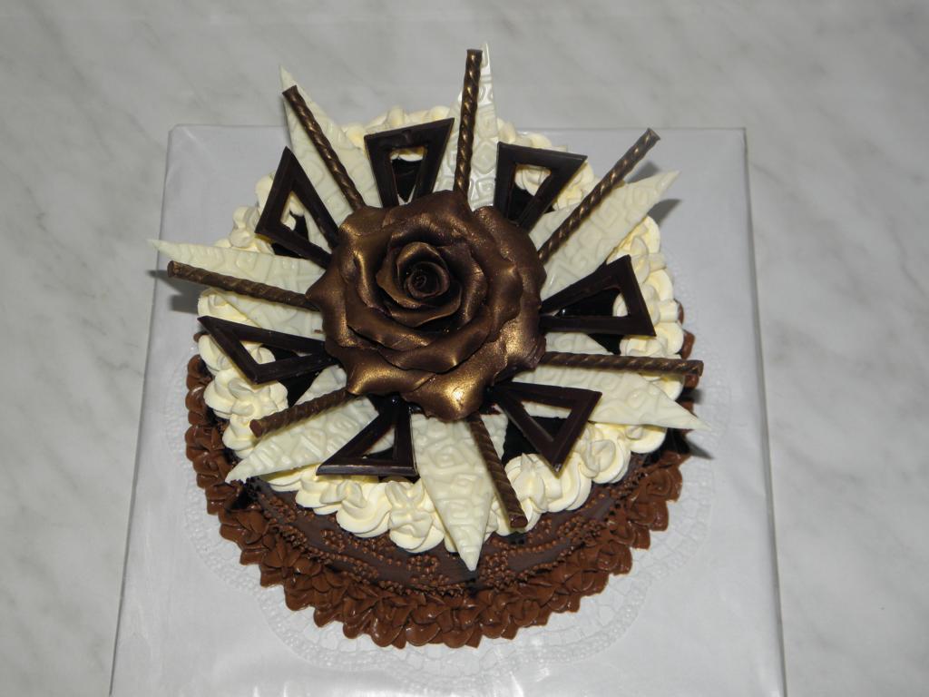 Čokoládový dort s růží 1,60 kg