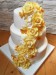 Svatební dort se žlutými růžemi