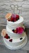 Krémový svatební dort s růžemi