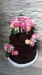 Čokoládový dort bez potahu s růžemi a makronkami